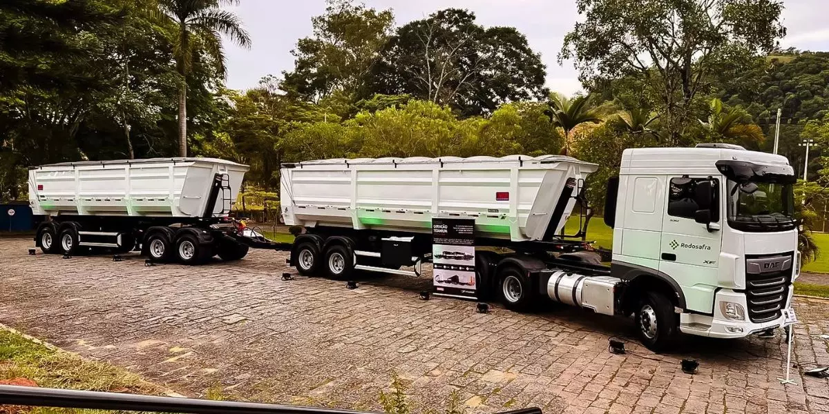 A foto mostra uma carreta da Rodosafra