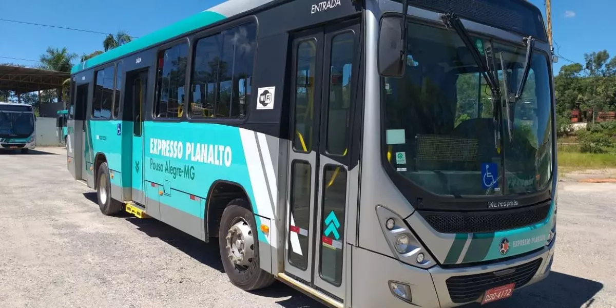 A foto mostra um ônibus da Expresso Planalto