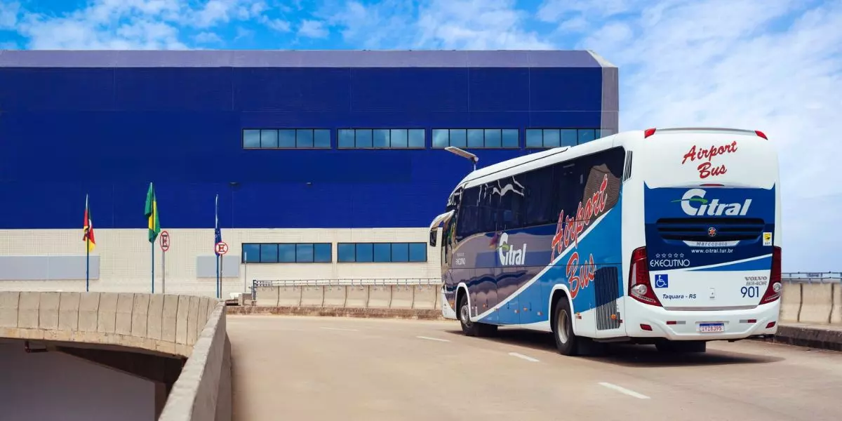 A foto mostra um ônibus da Citral Transportes