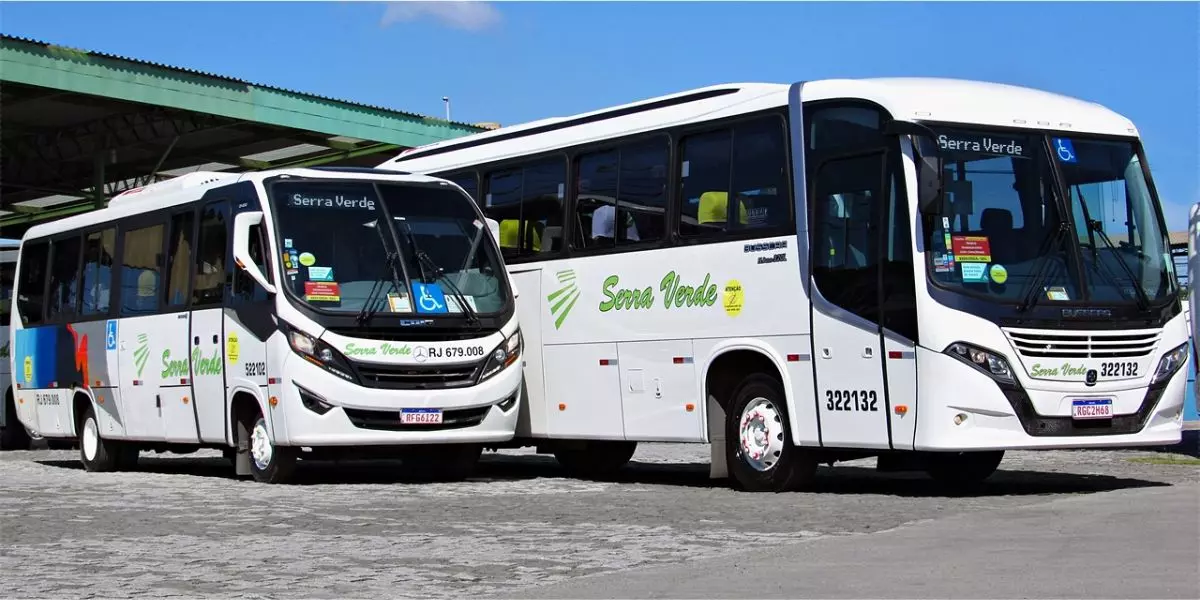 A foto mostra um ônibus e um micro-ônibus da Serra Verde Transportes