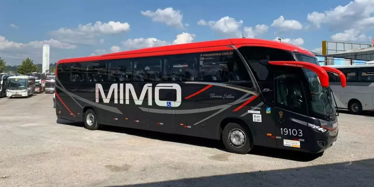 A foto mostra um ônibus da Viação Mimo