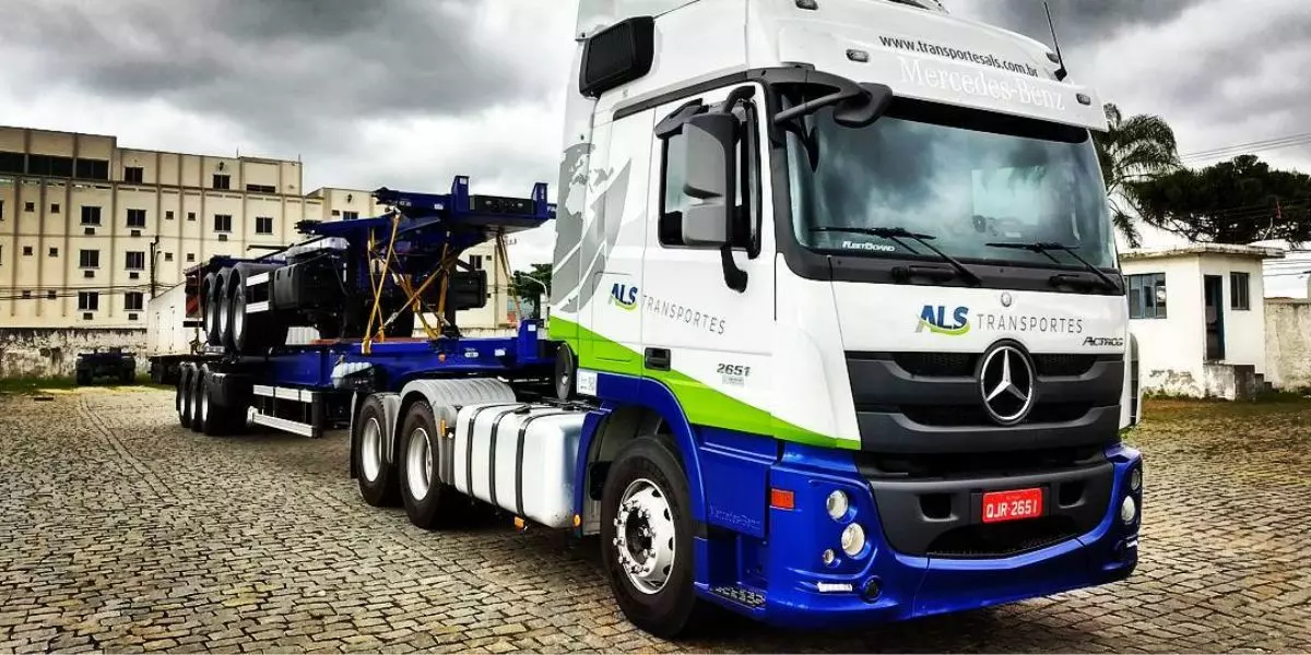 A foto mostra uma carreta da ALS Transportes