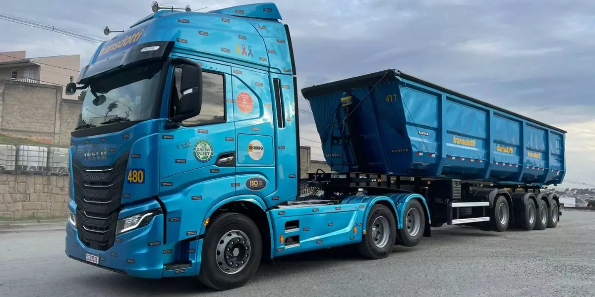 A foto mostra uma carreta da Transdotti Transportes