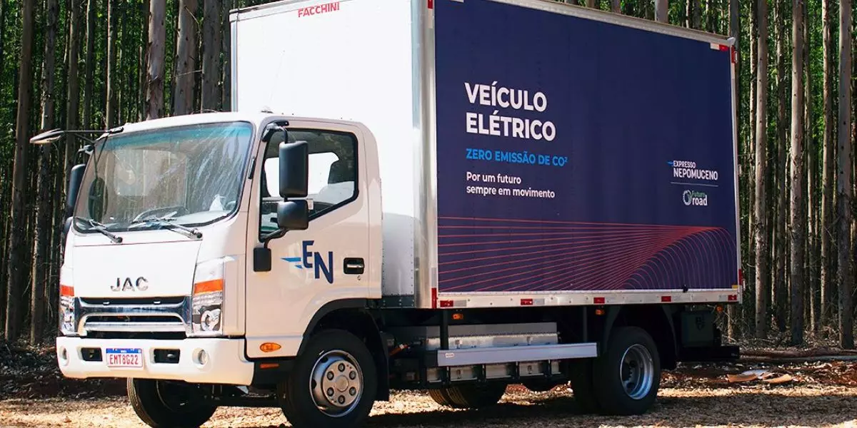 A foto mostra um caminhão truck da Expresso Nepomuceno