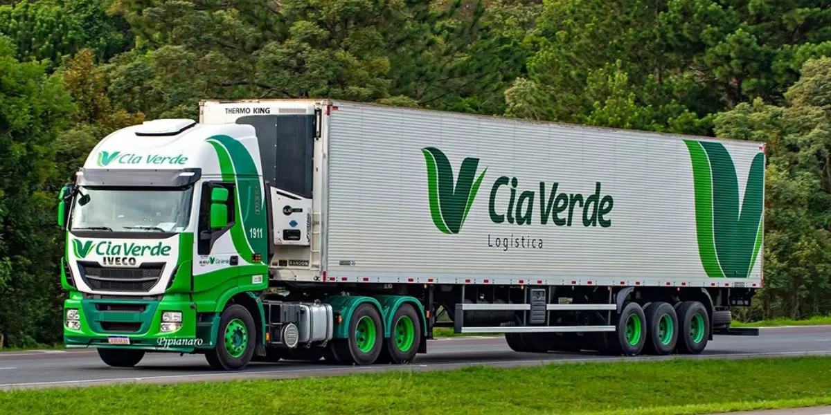 Carreta da frotda da empresa CIA Verde Logística