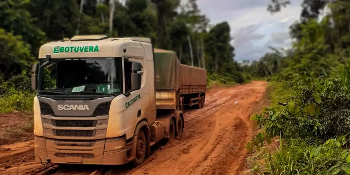 A foto mostra uma carreta do Grupo Botuverá