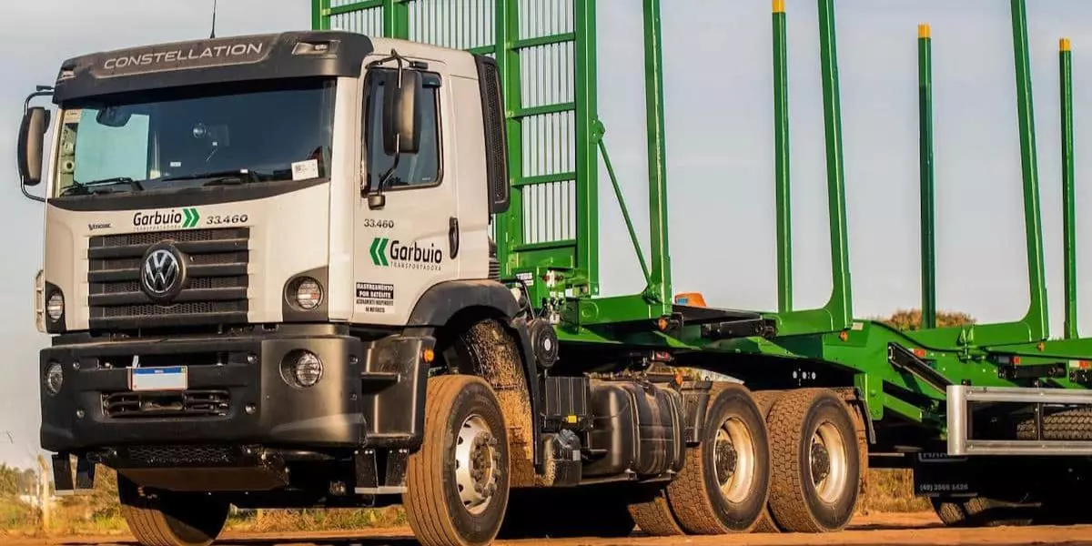 A foto mostra uma carreta florestal da Transportadora Garbuio