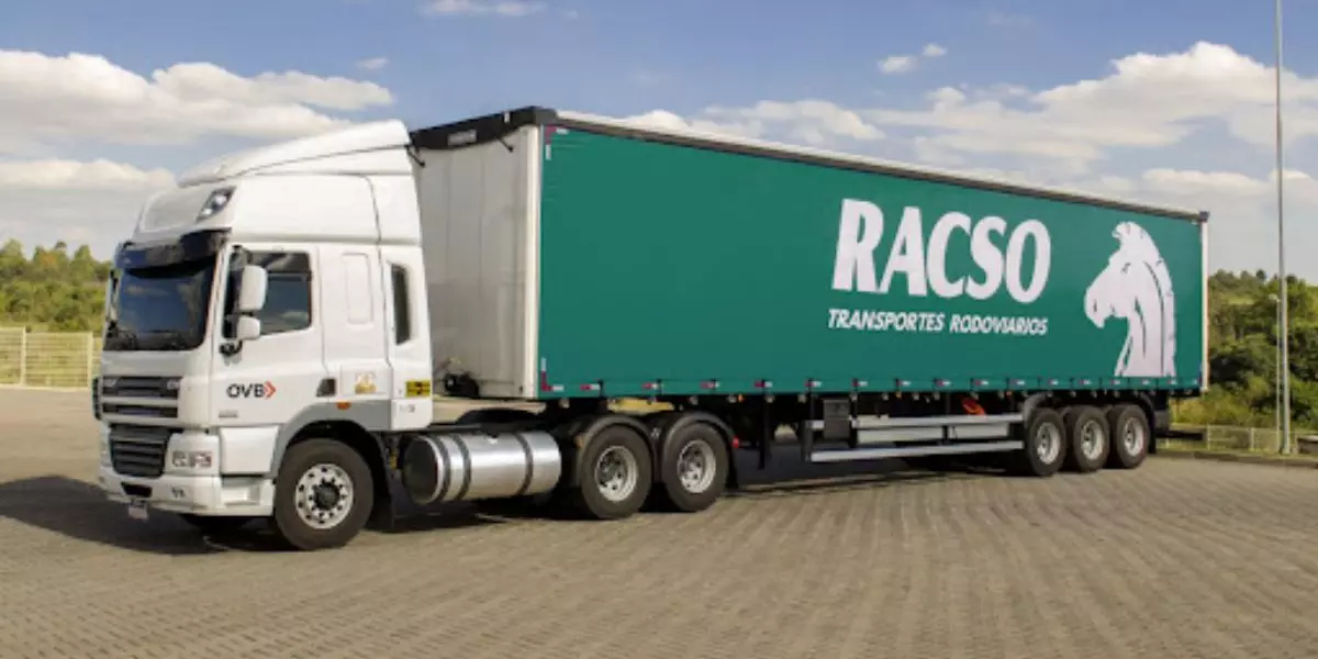 A foto mostra uma carreta da RACSO Transportes