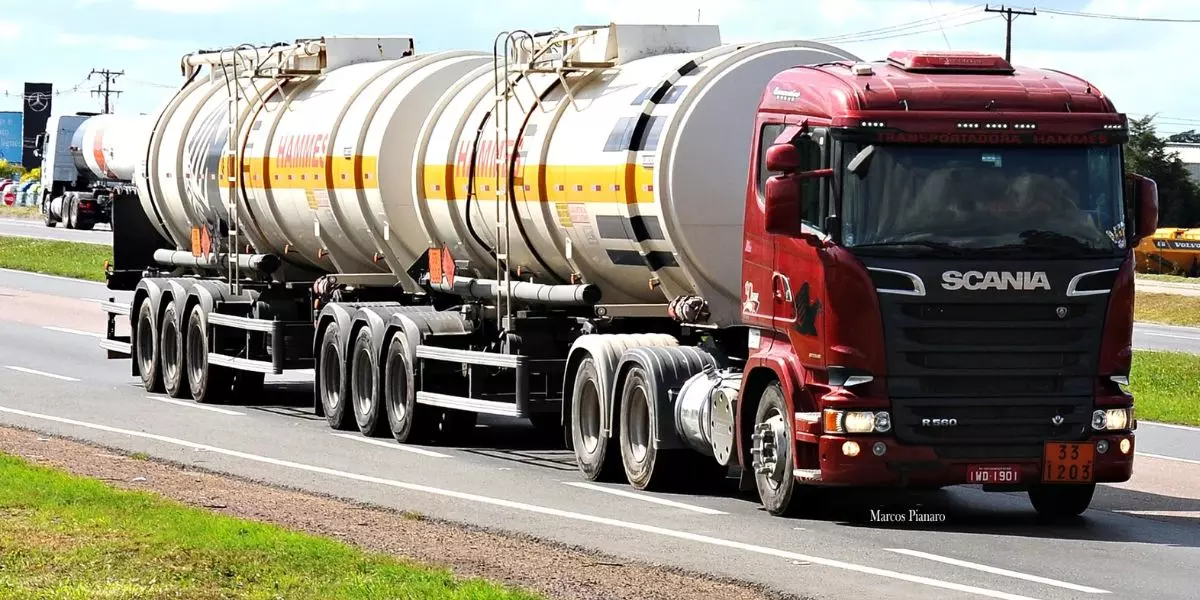 A foto mostra uma carreta da Transportadora Hammes