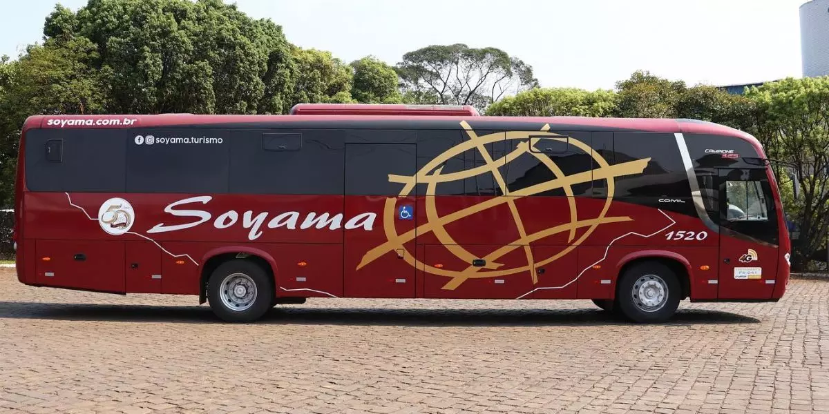 A foto mostra um ônibus da Soyama Turismo