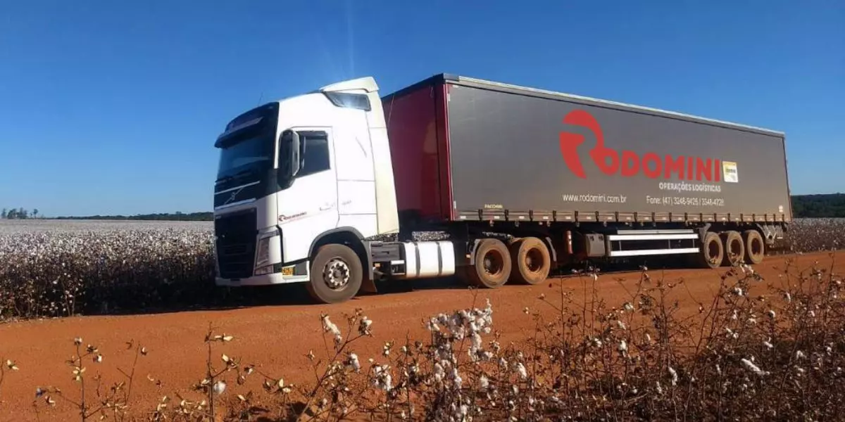 A foto mostra uma carreta da Rodomini Operações Logísticas