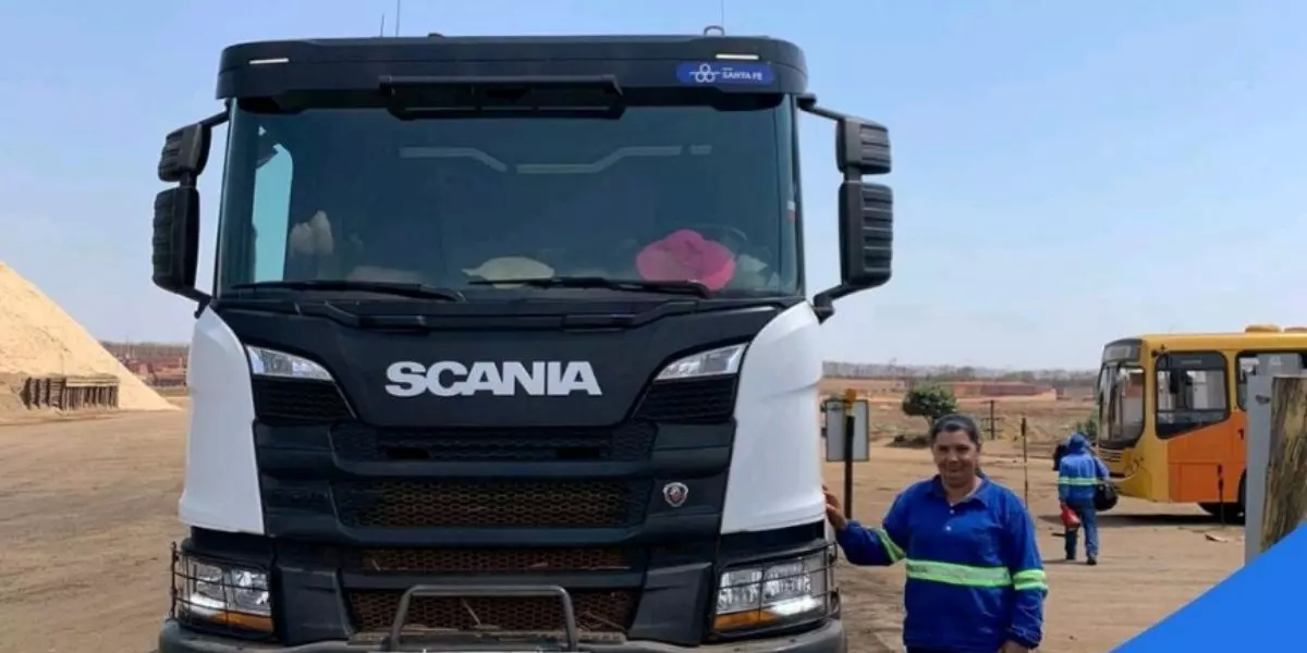 A foto mostra um caminhão e um motorista da Usina Santa Fé