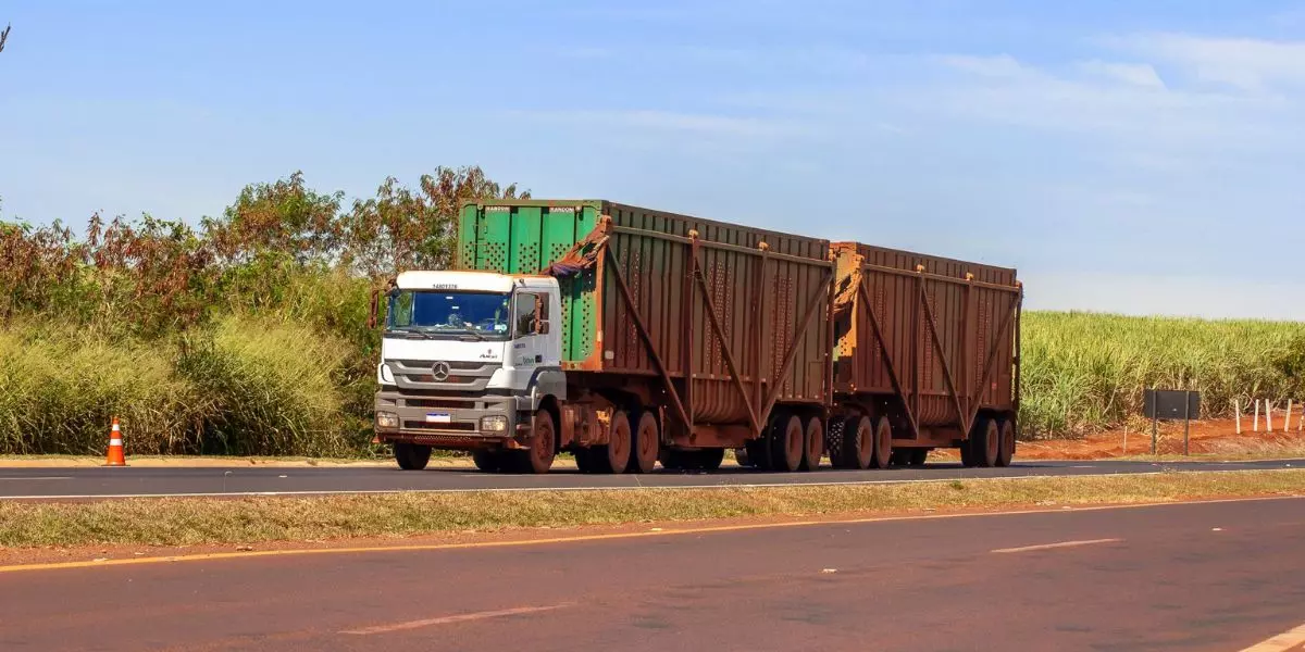 A foto mostra uma carreta da CMAA