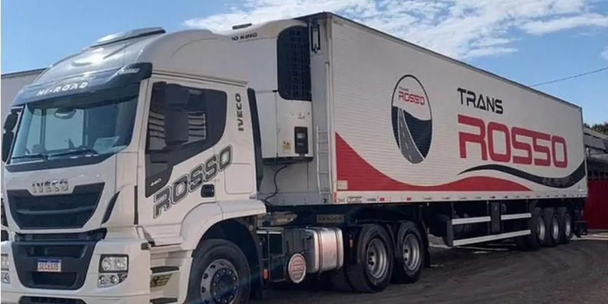 A foto mostra uma carreta da Transportes Rosso