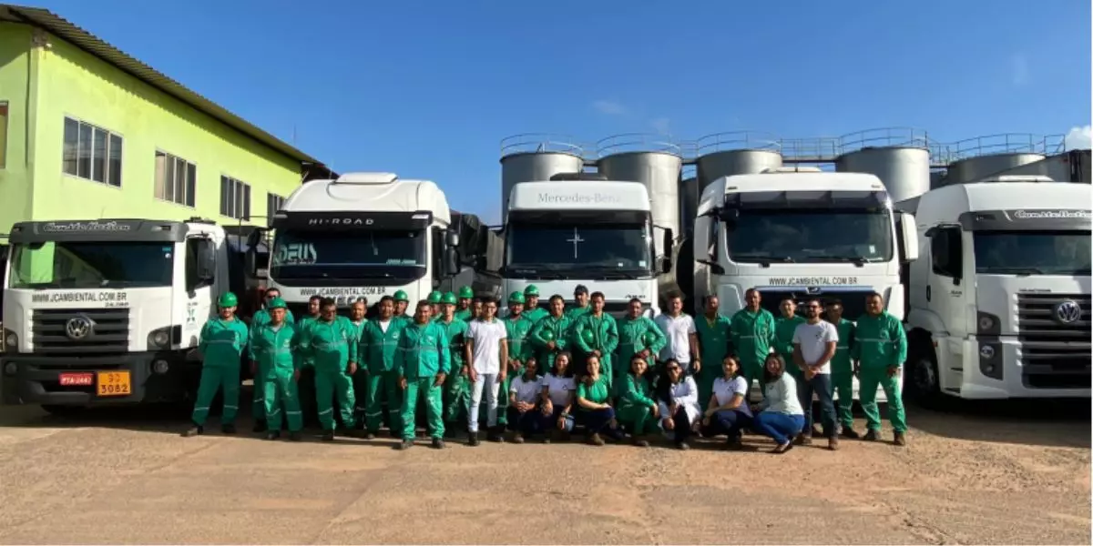 A foto mostra uma frota de caminhões da JC Ambiental