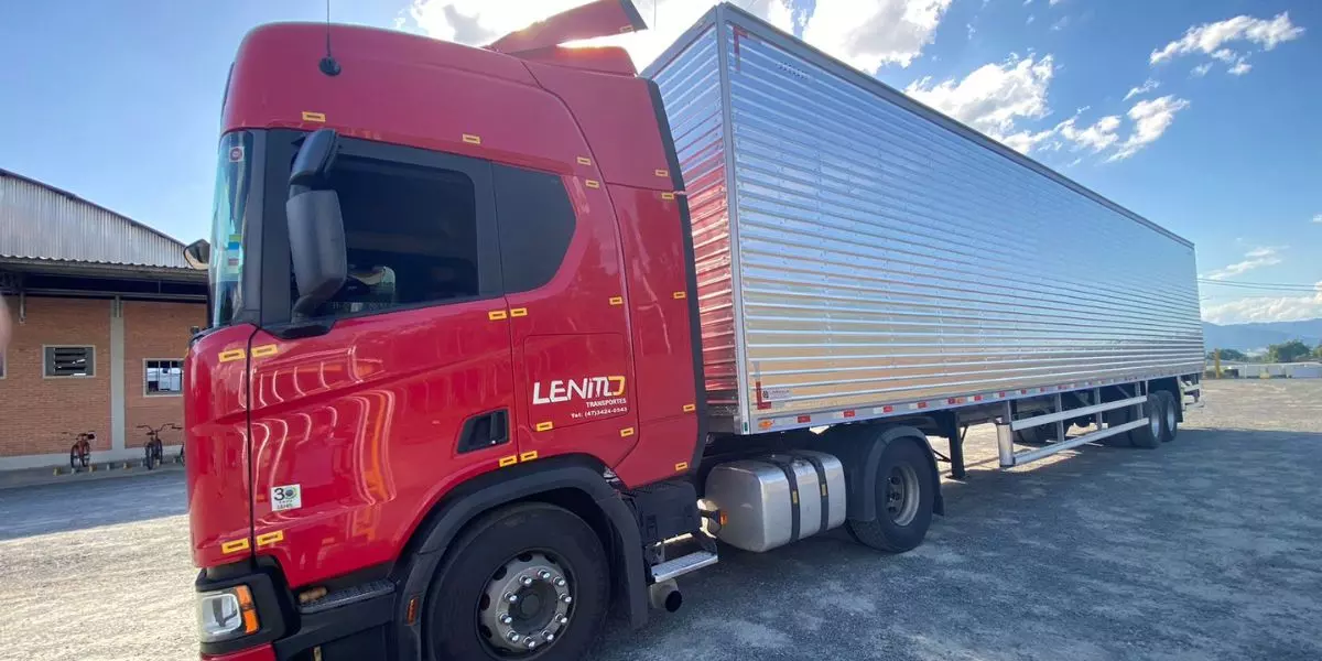 A foto mostra uma carreta da Lenito Transportes