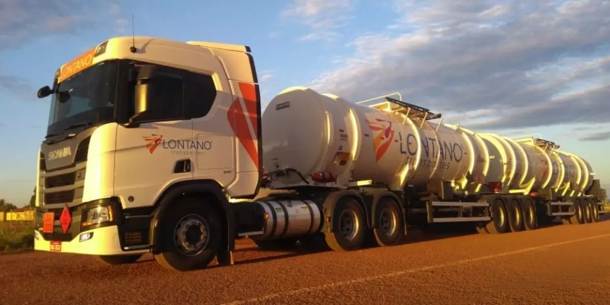 A foto mostra uma foto de uma carreta da Lotano Transportes