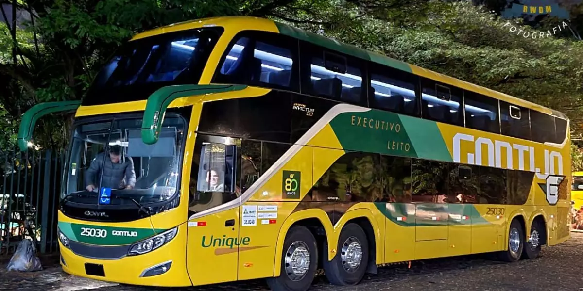 A foto mostra um ônibus rodoviário da Gontijo Transportes