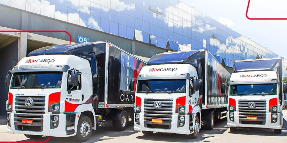 Três caminhões da KM Cargo