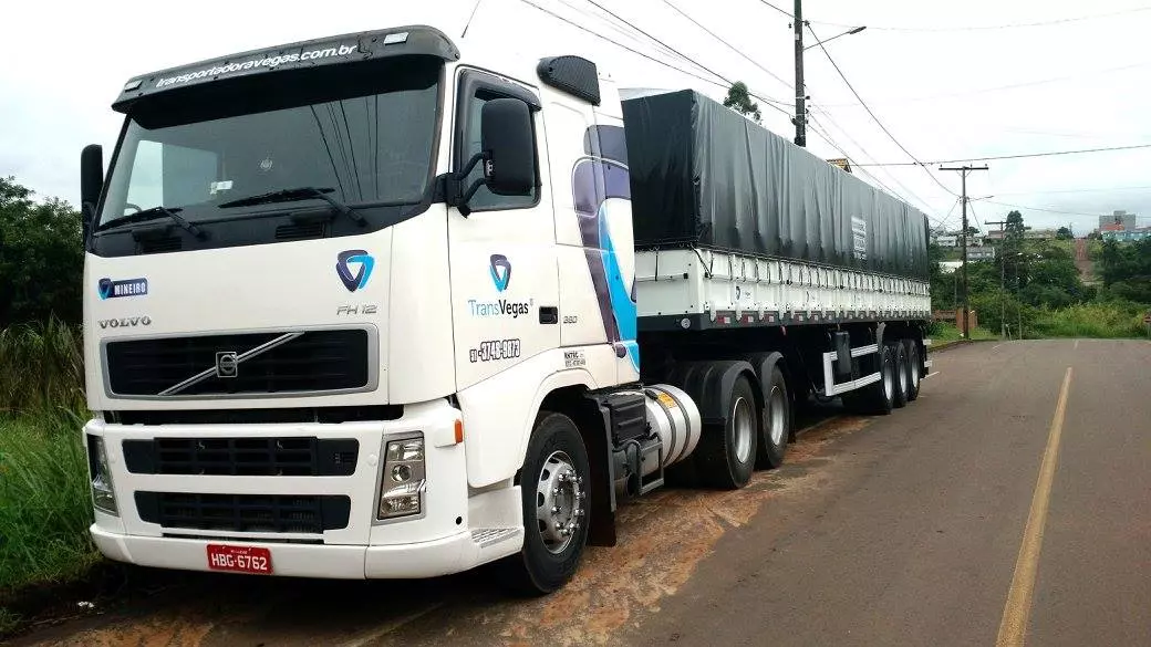 A foto mostra uma carreta da TransVegas