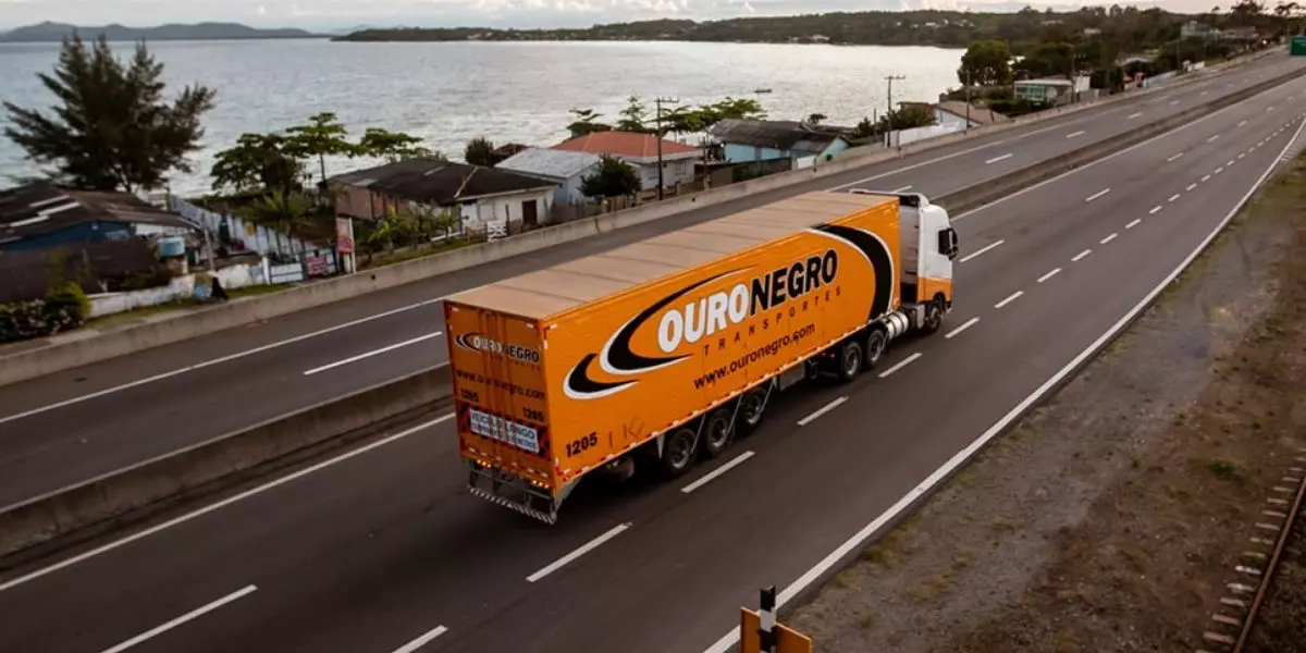 A foto mostra uma carreta da Ouro Negro Transportes