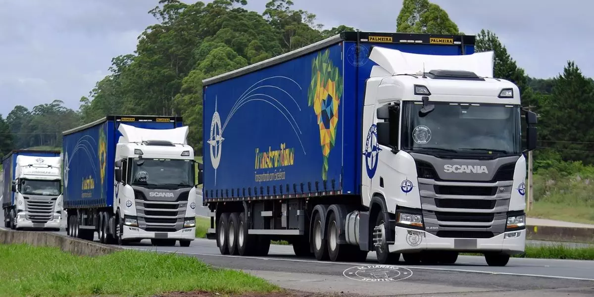 Três carretas da Transportadora Transbrasiliana