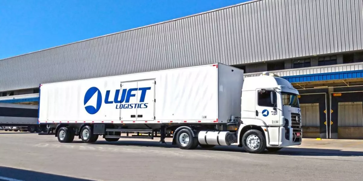 A foto mostra uma carreta da Luft Logistics