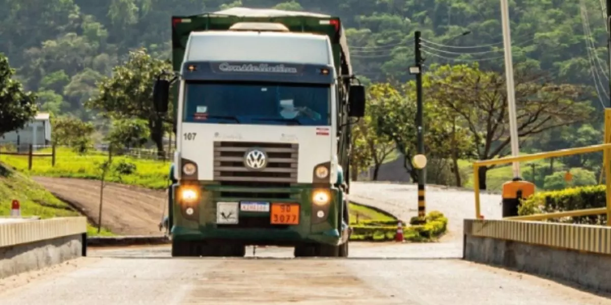 A foto mostra um caminhão da Transforma Resíduos