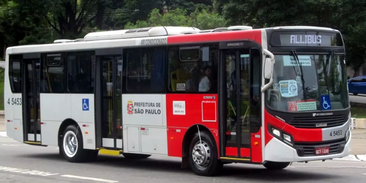 A foto mostra um ônibus urbano da AlliBus