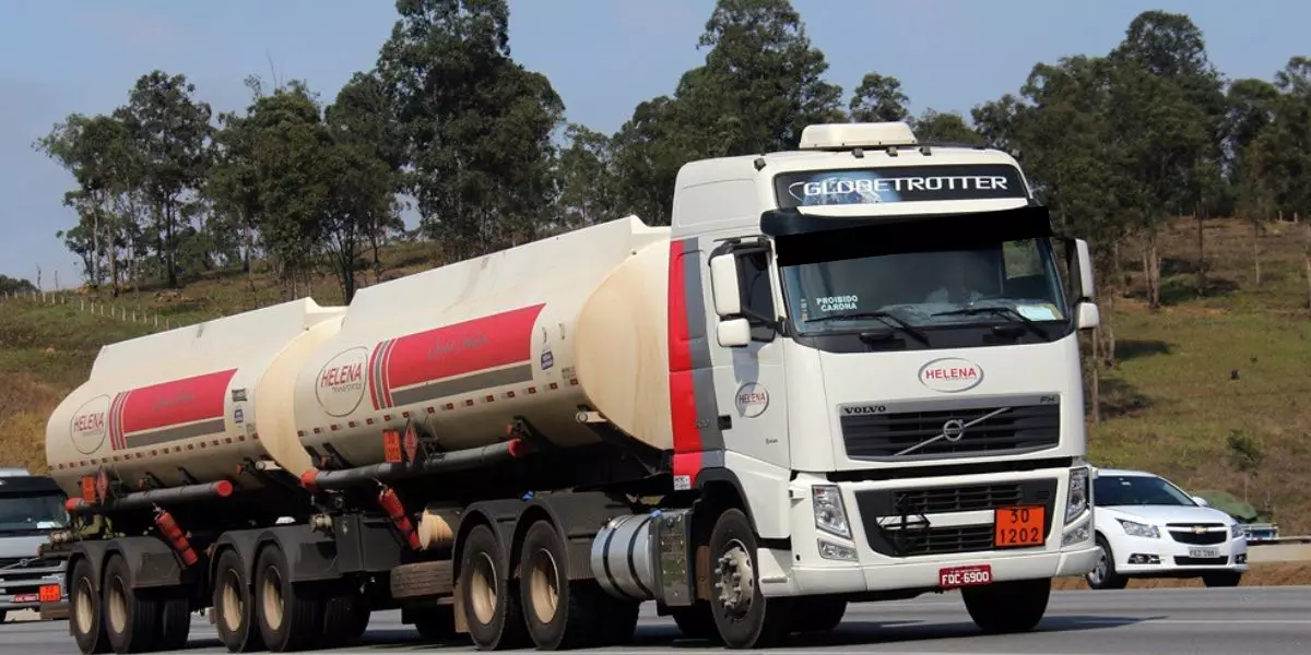 A foto mostra uma carreta da Helena Transportes