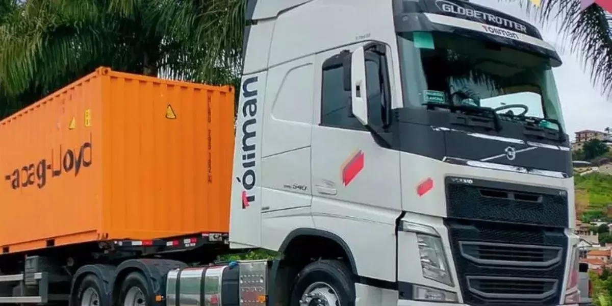 A foto mostra uma carreta da Toliman Transportes