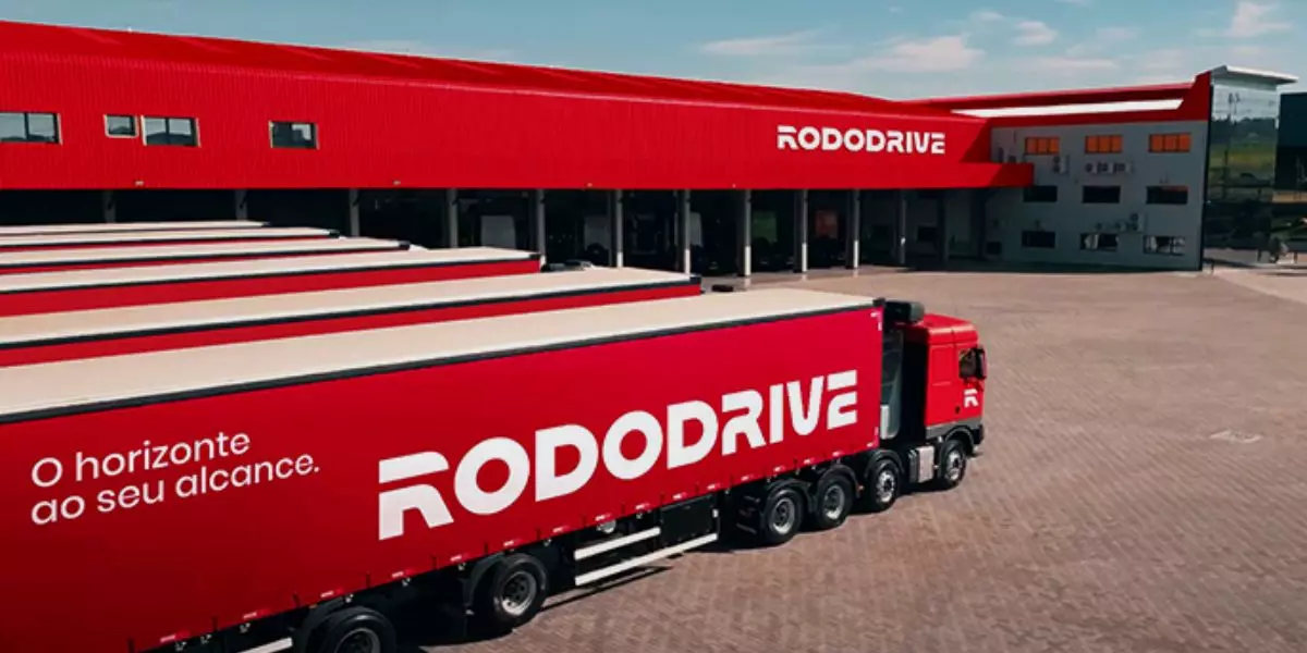 A foto mostra carretas da RodoDrive