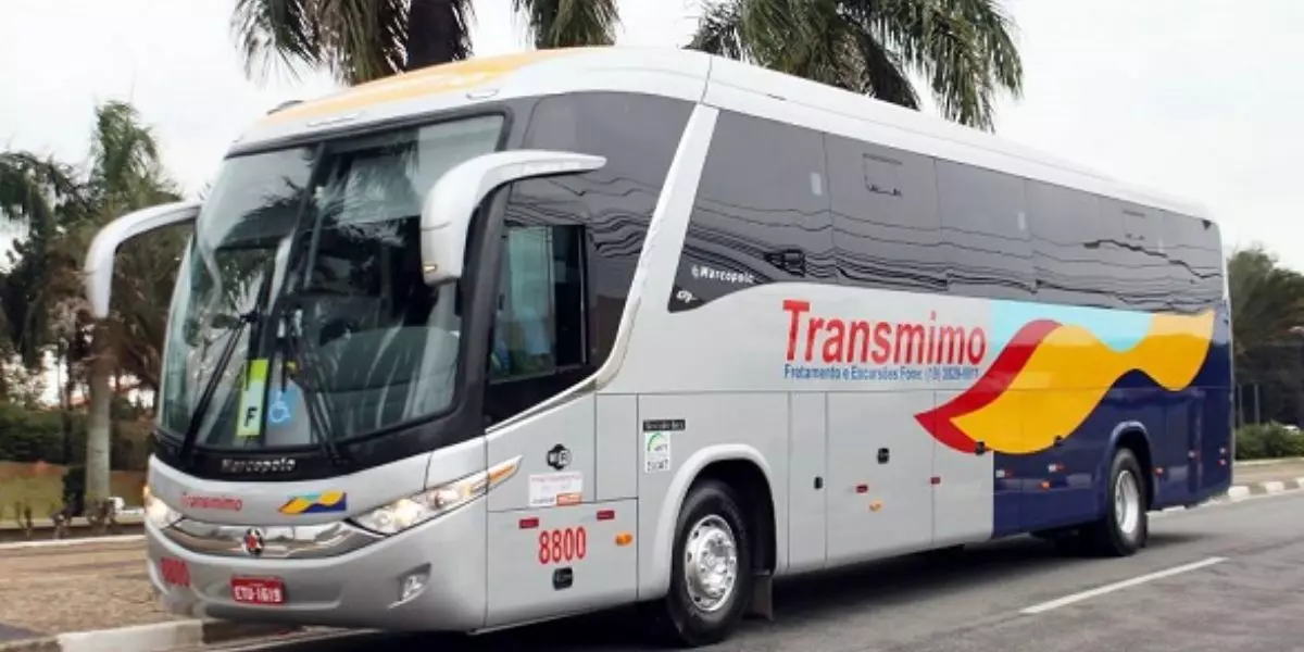 A foto mostra um ônibus da Transmimo