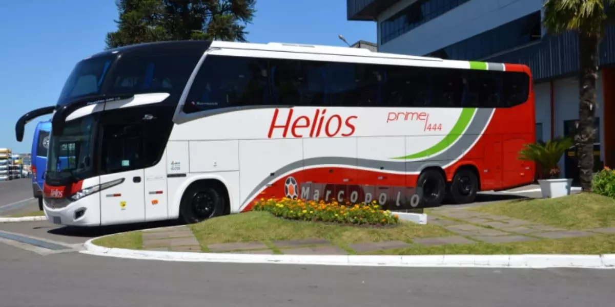 Ônibus da frota da empresa Helios Coletivos e Cargas.