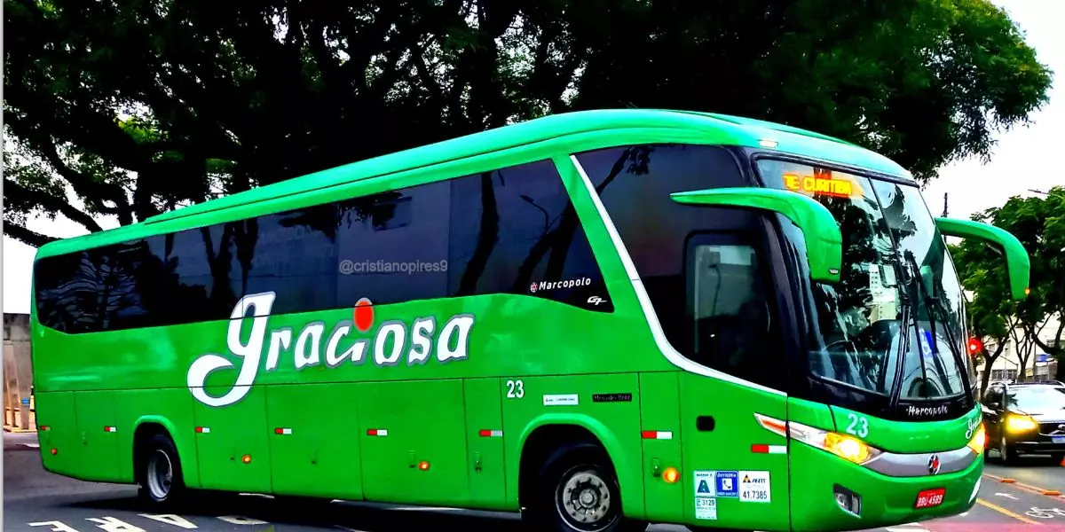 A foto mostra um ônibus da Viação Graciosa