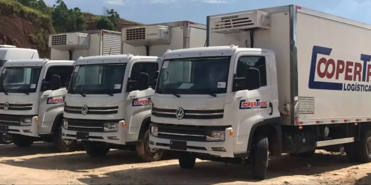 A foto mostra uma frota de caminhões da CooperTruni