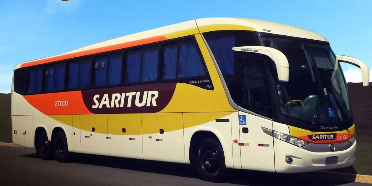 A foto mostra um ônibus da Saritur