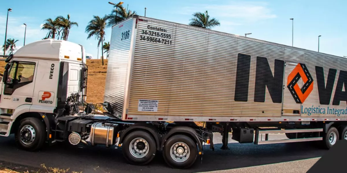 A foto mostra uma carreta da Inova Logística Integrada