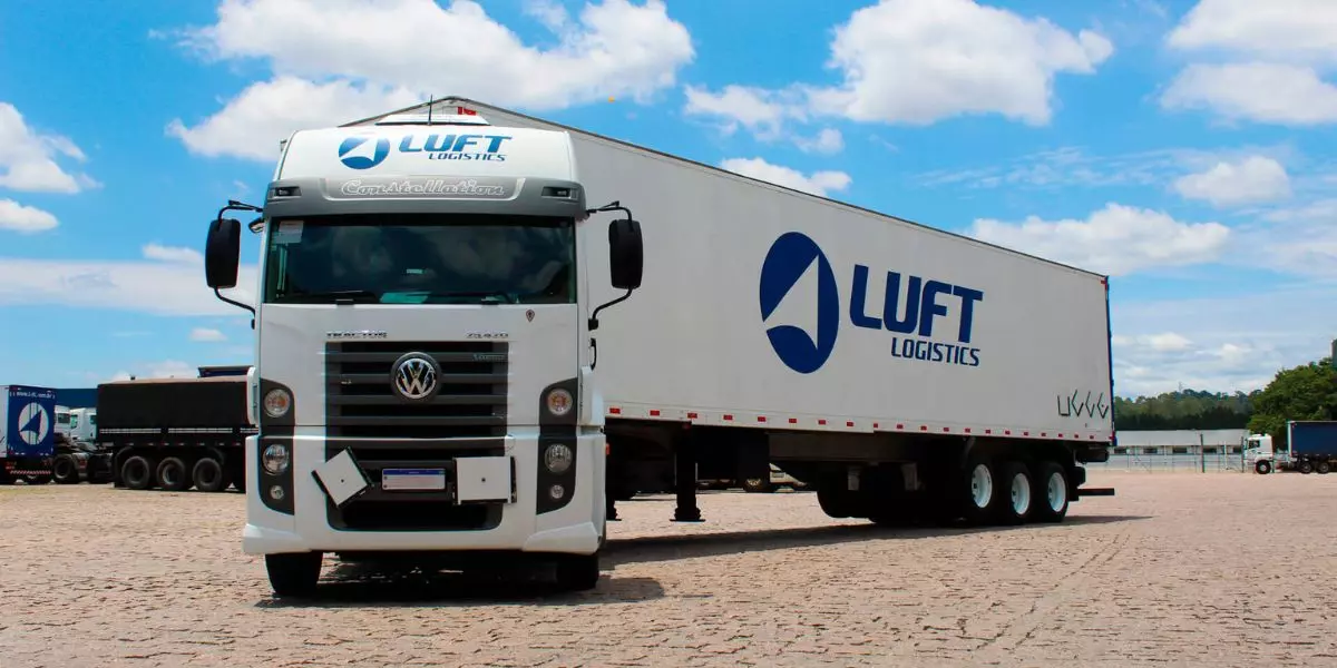 A foto mostra uma carreta da Luft Logistics