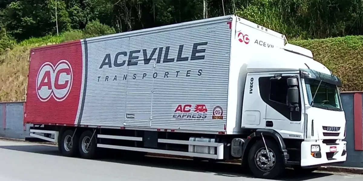 A foto mostra um caminhão da Aceville Transportes