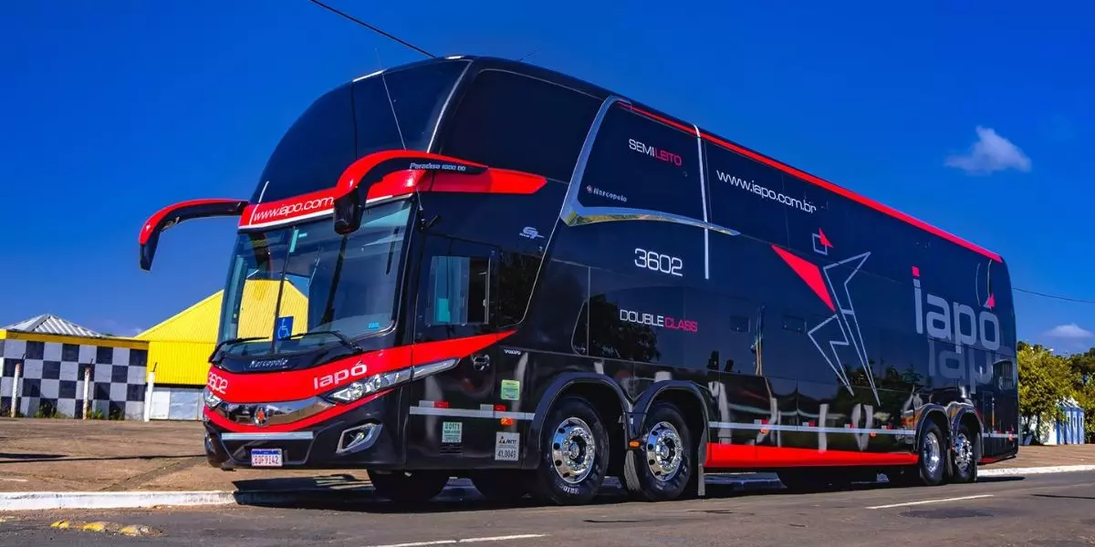 A foto mostra um ônibus da Viação Iapó