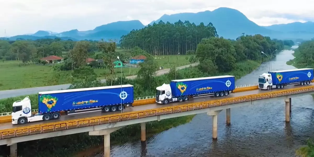 A foto mostra três carretas da Transportadora Brasiliana