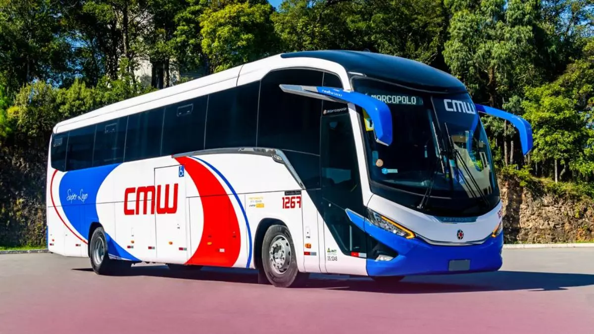 A foto mostra um ônibus da CMW Transportes