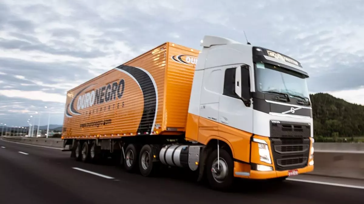 A foto mostra uma carreta da Ouro Negro Transportes