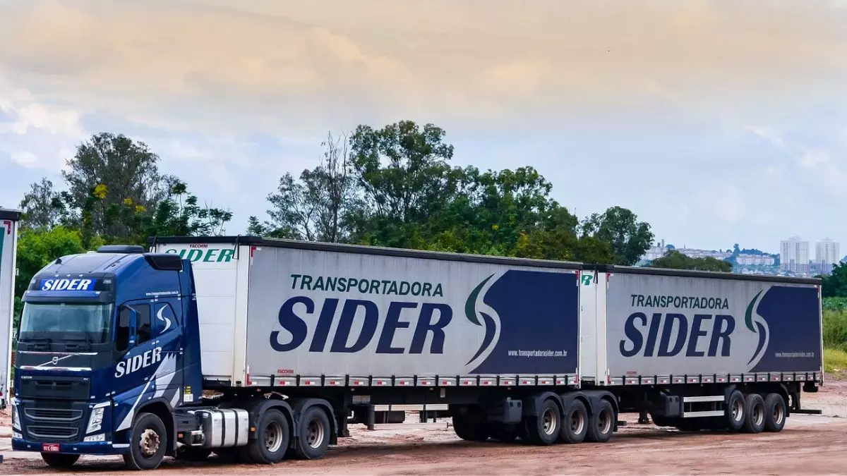 A foto mostra uma carreta da Transportadora Sider