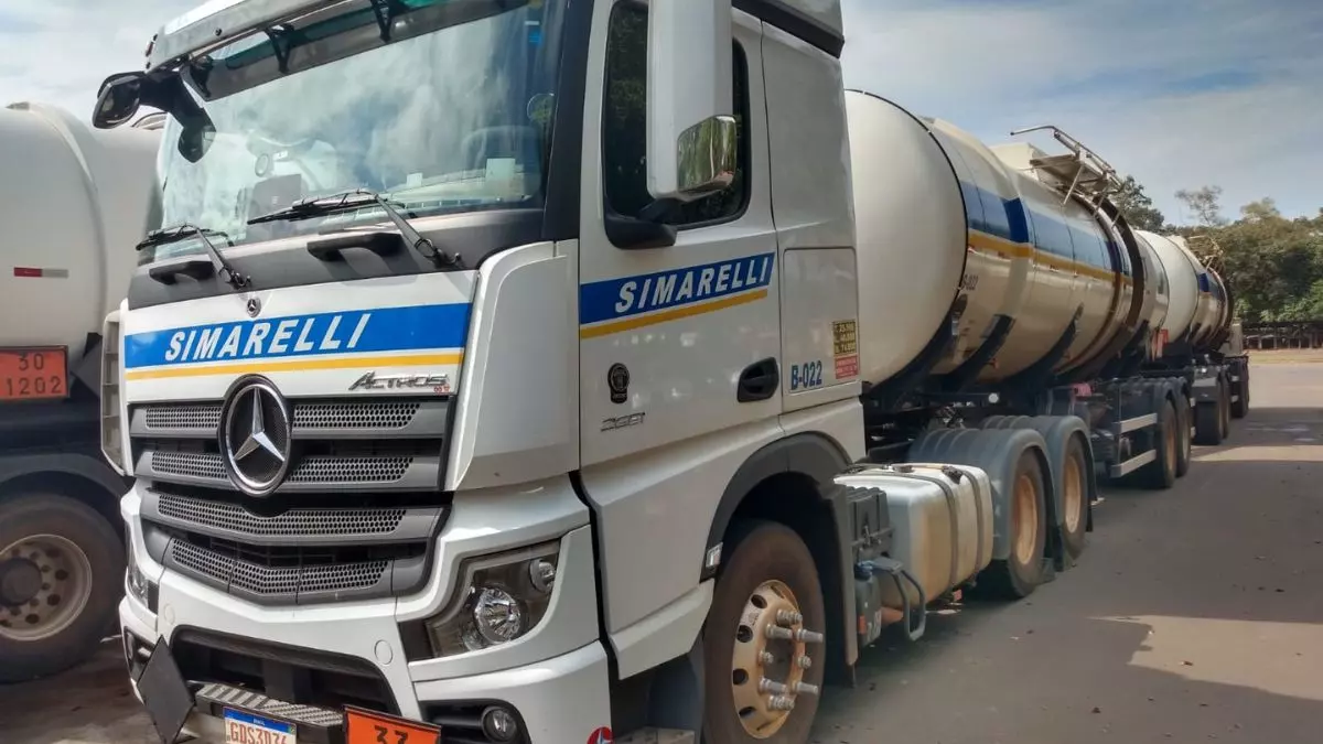 A foto mostra uma carreta da Simarelli Distribuidora