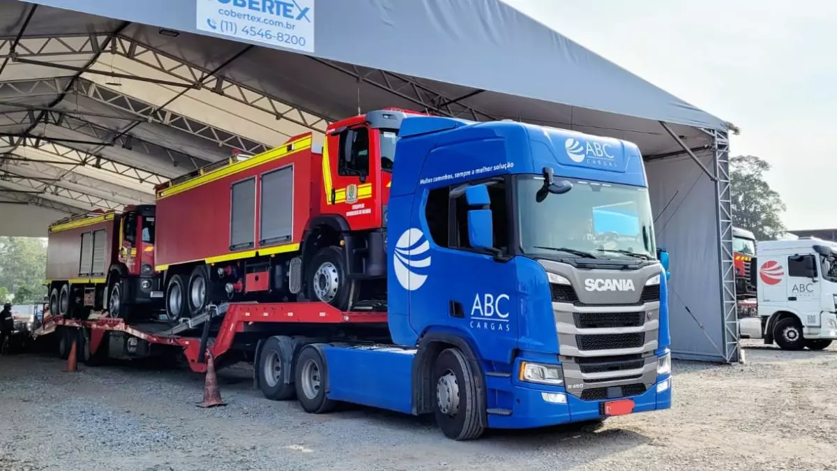 A foto mostra uma carreta da ABC Cargas