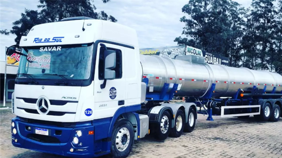 A foto mostra uma carreta da Rio do Sul Serviço e Transportes