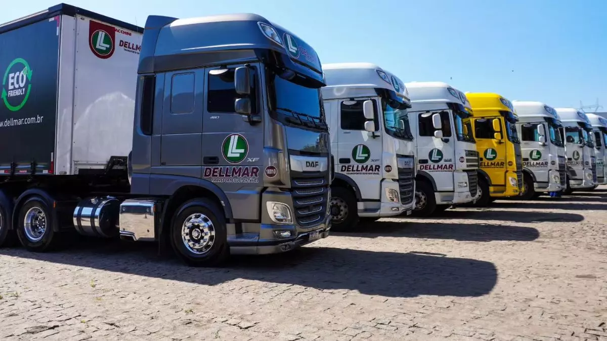 A foto mostra uma frota de caminhões da Dellmar Transportes