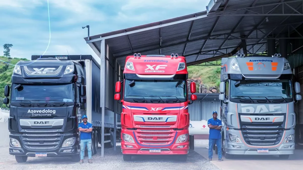 A foto mostra três caminhões da Azevedolog Transportes